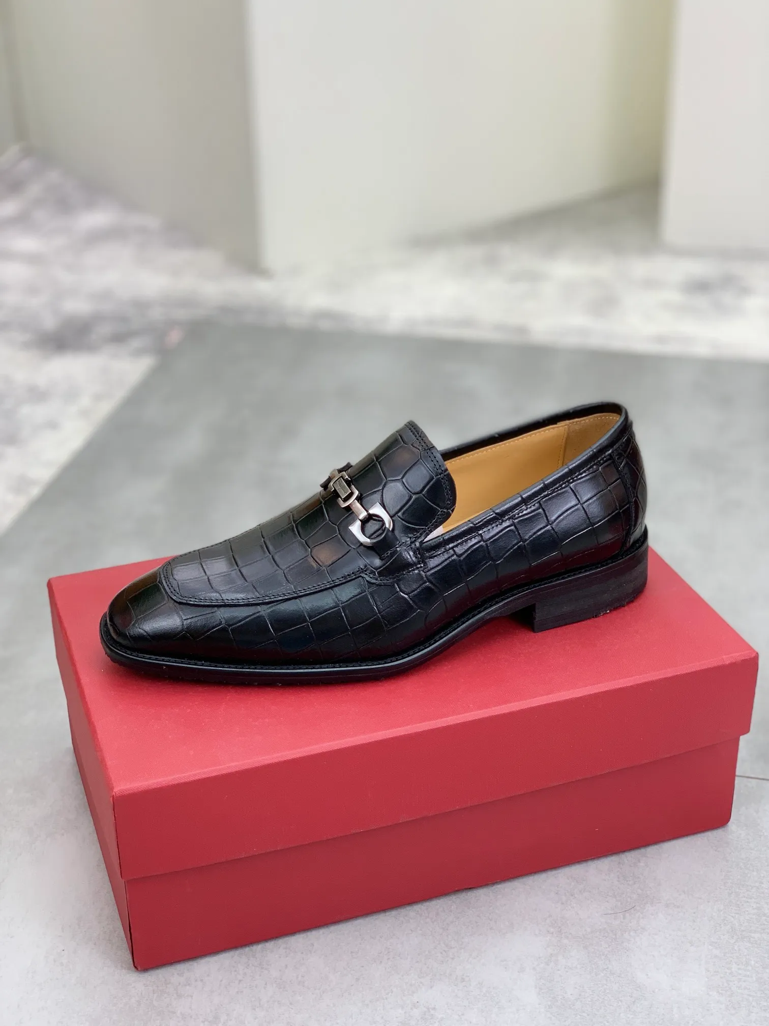 Men's Men's Shoes 💰P460💰[New Style] Water-dyed Niuli 🆘[Salvatore Ferragamo] Ferragamo's latest casual business leather shoes for men! Available at counters simultaneously! The fabric is made of specially imported original pebbled calfskin, and the lining is made of imported water-dyed cowhide. It is absolutely luxurious and leads the fashion trend. Matching code: 38-45 (46 can be customized) multiple colors available